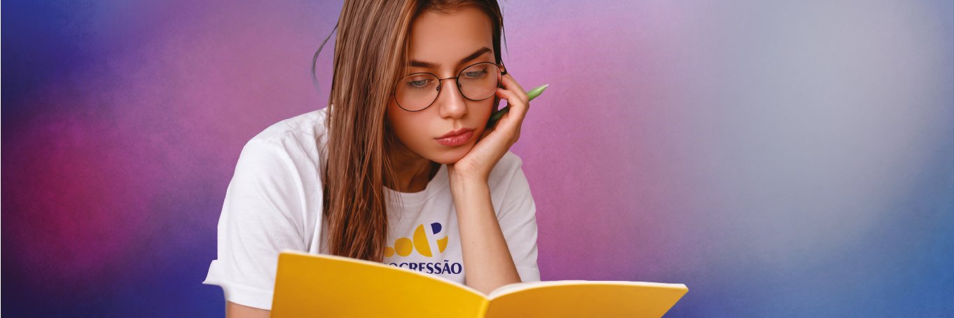 Estudante do Ensino Médio estudando com caderno