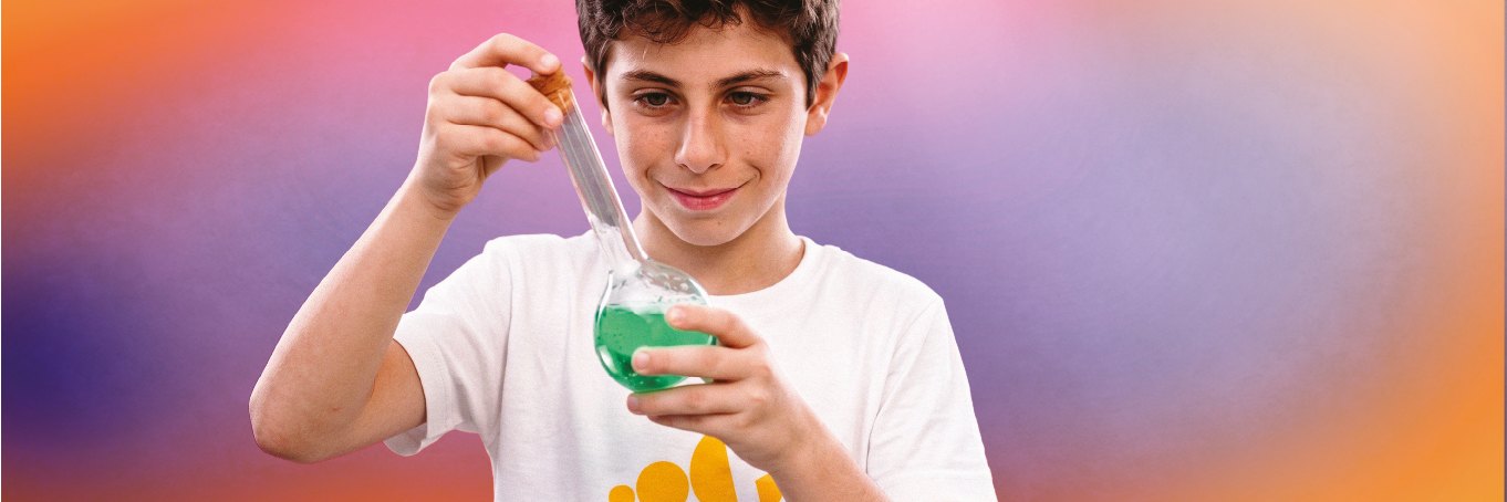 Aluno do Fundamental fazendo experimento de química
