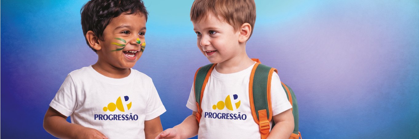 Duas crianças do Fundamental com camiseta do Progressão