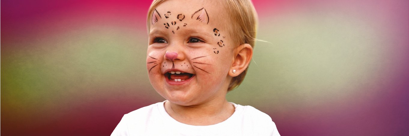 Criança da Educação Infantil com pintura de gatinho no rosto